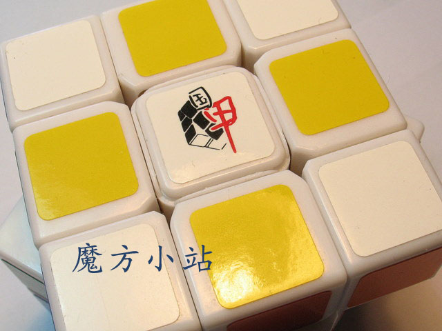 【导读】 魔方拼六个面的方法?说详细.魔方的奥秘魔方的口诀 理解下面这几个词: 上:右面顺时针拧1/4圈 左:上面顺时针拧1/4圈 顺:正面顺时针拧1/4圈 下:右面逆时针拧1/4圈 右:上面逆时针拧1/4圈 逆:正面逆时针拧... 怎么拼齐魔方6个面.一、概念篇: L=左面;R=右面;B=后面;F=前面;U=上面;D=下(底)面。 只要确定两个面的名称,其他面的名称就固定了。这对还原的操作和还原公式有着至关重要的作用! 首先请牢记以下几点 这是玩魔.